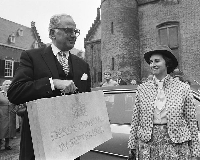 Prinsjesdag : le ministre des Finances Van der Stee apporte la valise du budget en 1981.