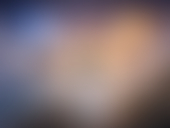 En kvinna i vit klänning står vänd mot horisonten där antika tempel reser sig ur dimman, medan Neptunus och Saturnus lyser på himlen ovanför — en bild av den sällsynta konjunktionen februari 2026.