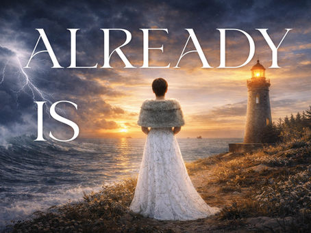 Kvinna i vit klänning står stilla mellan storm och solnedgång vid en fyr. Already Is — Från glömska till minne.