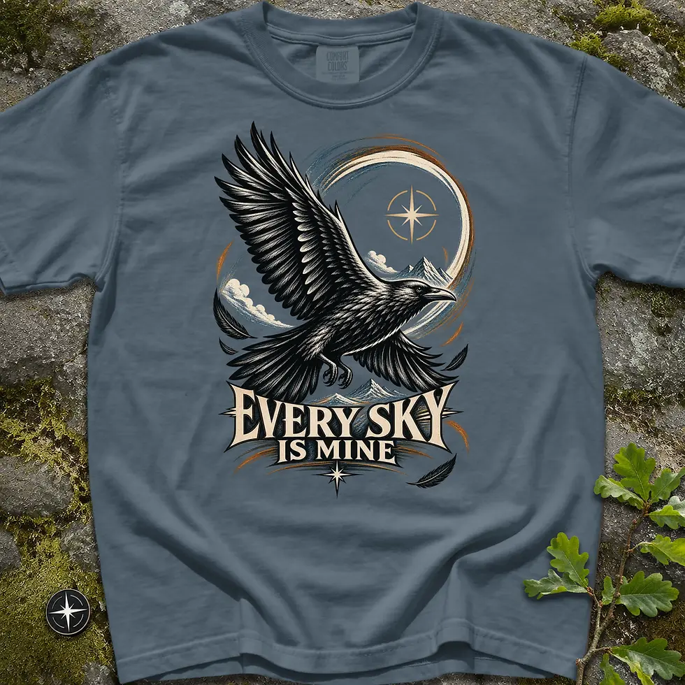 My Real North Every Sky is Mine T-shirt i blågrått, tryck med flygande korp och kompass i månformad ram, text "Every sky is mine"
