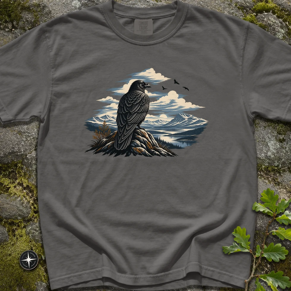 My Real North My Way Raven T-Shirt i kolgrå, tryck med korp på klippa framför bergslandskap

