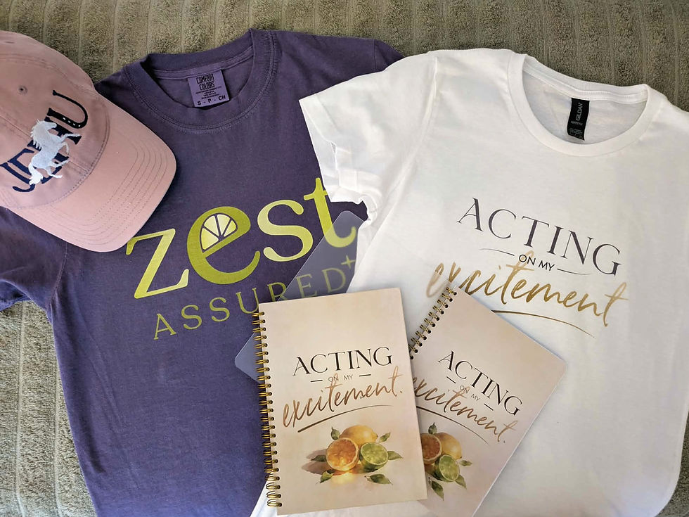 Provtryck av Duveroths Coffee & Tee Garden-kollektion: lila Zest Assured-tröja, vit Acting on My Excitement-tröja med guldtext, rosa keps broderad med Jehu, och två journaler med citrusmotiv.
