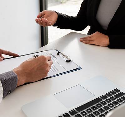 Consulente 2B Imballaggi al lavoro con il cliente per definire soluzioni di imballaggio personalizzate