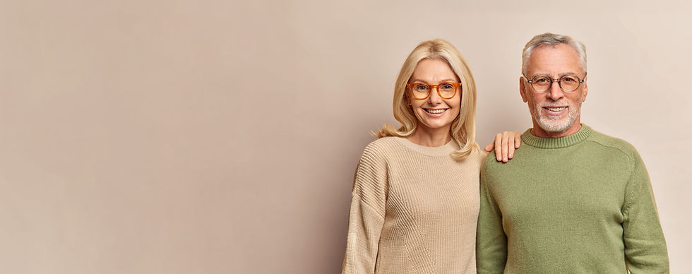Coppia adulta sorridente simbolo di benessere e qualità della vita dopo terapia con ormoni bio-identici presso Centro Medico Spinelli a Vicenza, Veneto.