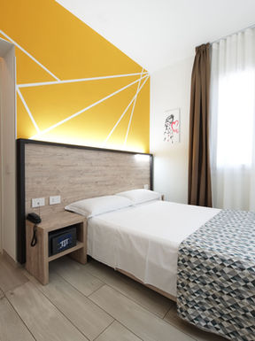 Camera matrimoniale economy luminosa Hotel Maritan a Padova con TV a parete e arredi contemporanei