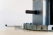 La rotation manuelle des poteaux des tours d'éclairage Italtower permet d'orienter les luminaires dans la direction souhaitée pour un éclairage optimal.