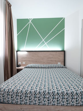 camera matrimoniale standard Hotel Maritan Padova centro con scrivania, TV a parete e spazio funzionale per soggiorni di lavoro