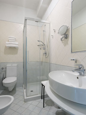 bagno privato camera doppia Hotel Maritan Padova centro con doccia, lavabo moderno e set cortesia per soggiorni confortevoli