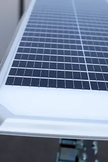 Sistema di illuminazione fotovoltaico integrato su torre faro Italtower