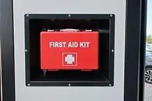 Vani personalizzati nelle torri faro Italtower, che permettono l’inserimento di kit pronto soccorso, estintore e altri accessori utili.