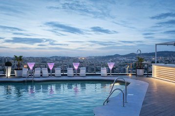 Dachterrassenclub mit Pool und Panoramablick auf Málaga, Spanien. Ausgewählte Location der South Tours Málaga Pub Crawl.