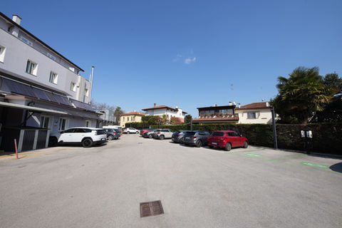 Overview of the parking of Hotel Maritan in Padova with cars and well-distributed spaces.