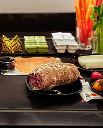Savory breakfast corner of Hotel Maritan in Padova with a selection of cold cuts, cheeses, bread, and fresh options for a complete breakfast.