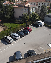 Vue aérienne du parking de l'Hotel Maritan de Padoue avec de nombreux places de stationnement.