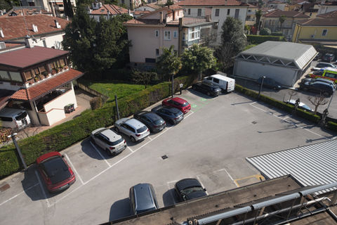 Aerial view of the parking lot of Hotel Maritan in Padova with numerous parking spaces.