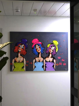 Peinture moderne avec trois figures féminines colorées accrochée dans le couloir de l'Hotel Maritan à Padoue.