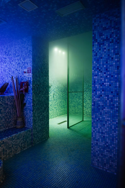 Doccia emozionale con luce verde e mosaico nella SPA dell’Hotel Maritan Padova