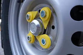 Point de contrôle sur les tours lumineuses Italtower pour vérifier le serrage des boulons de roue, offrant une plus grande sécurité et stabilité lors de l'utilisation à Piove di Sacco, Padoue, Italie.