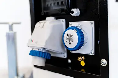 Quadro di comando con prese e spine entra/esci per il collegamento in serie della torre faro Italtower