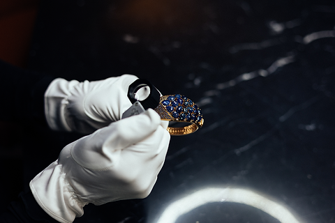 Controllo qualità di bracciale in oro e pietre preziose di DML Dal Maso