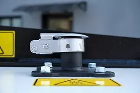 Tuyau d'échappement positionné sur le toit de la tour d'éclairage ITALTOWER, conçu pour atténuer le bruit perçu à 7 m, améliorant ainsi l'environnement acoustique.