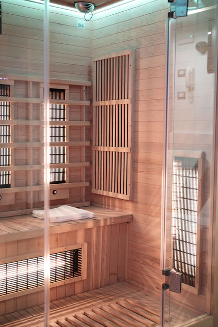 Dettaglio interno sauna a infrarossi della SPA Hotel Maritan Padova con panche in legno