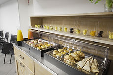 Buffet per coffee break all’Hotel Maritan Padova con dolci assortiti e bevande