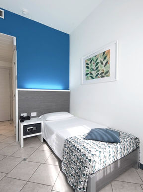 Camera singola Hotel Maritan Padova con letto, smart TV, minibar e arredi moderni per soggiorni rilassanti in città