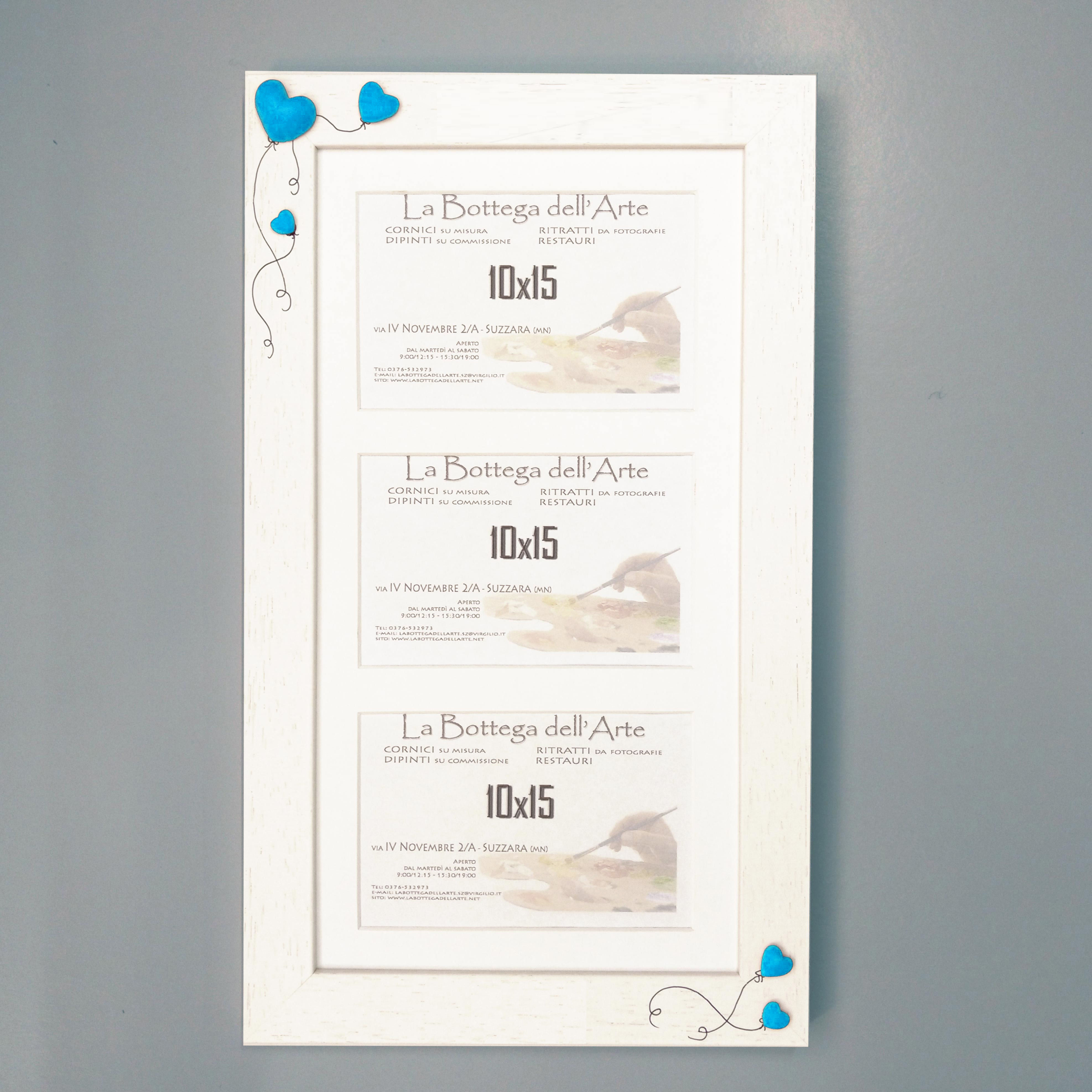 cornice bianca da 3cm con cuori azzurri realizzati a mano verticale con passe-partout bianco che ospita 3 foto 10x15cm