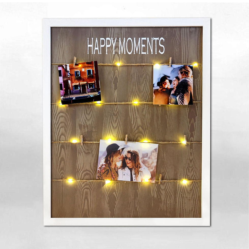 Miniatura: quadro dipinto a mano effetto legno con 4corde con mollette per appendere le foto stampate, incluse lucine he passano sulle cordicelle a pile versione marrone luci accese con foto appese