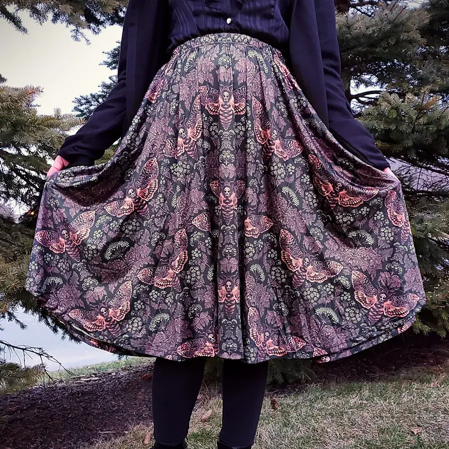Falda midi con diseño de polilla y calavera