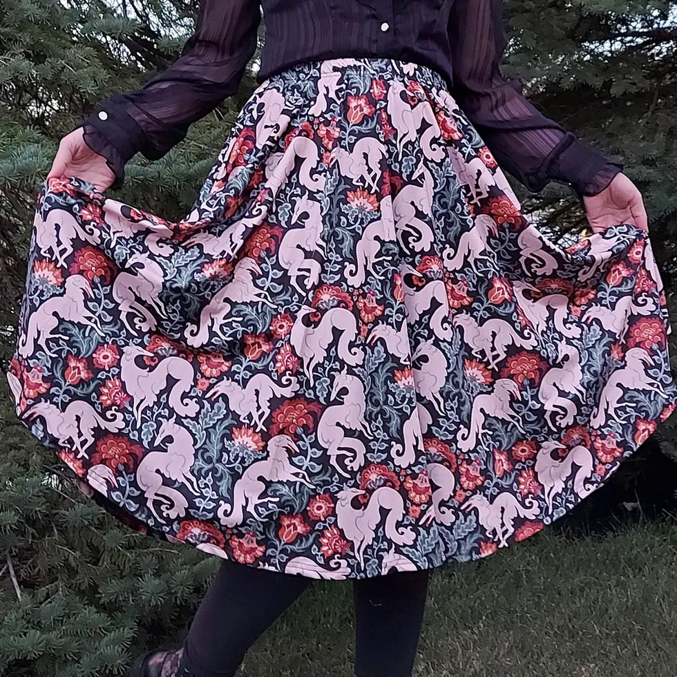 Falda midi con estampado de lobo y flores