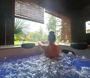 Jacuzzi extérieur du Domaine de Montaubois, détente en pleine nature
