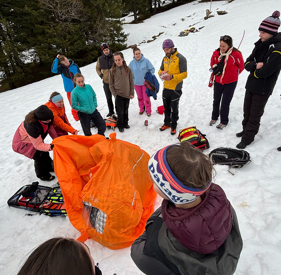Découverte de la tente RAB en cas de prise en charge dans des mauvaises conditions météorologiques avec Stéphane Jean-Mairet, ambulancier ES, membre de la station de Villard et chef de la base REGA Lausanne.   