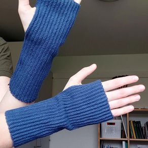 Ribbed Wrist Warmers (Recipe)