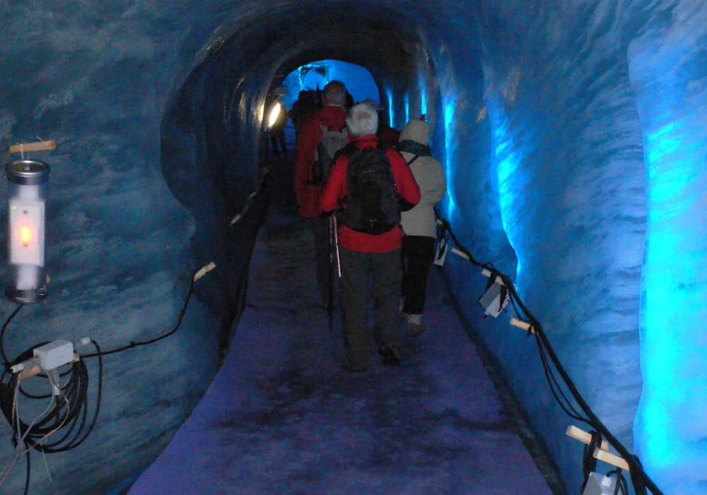 2-Visite-Montenvers-grotte-scaled-6cdb15ed.webp