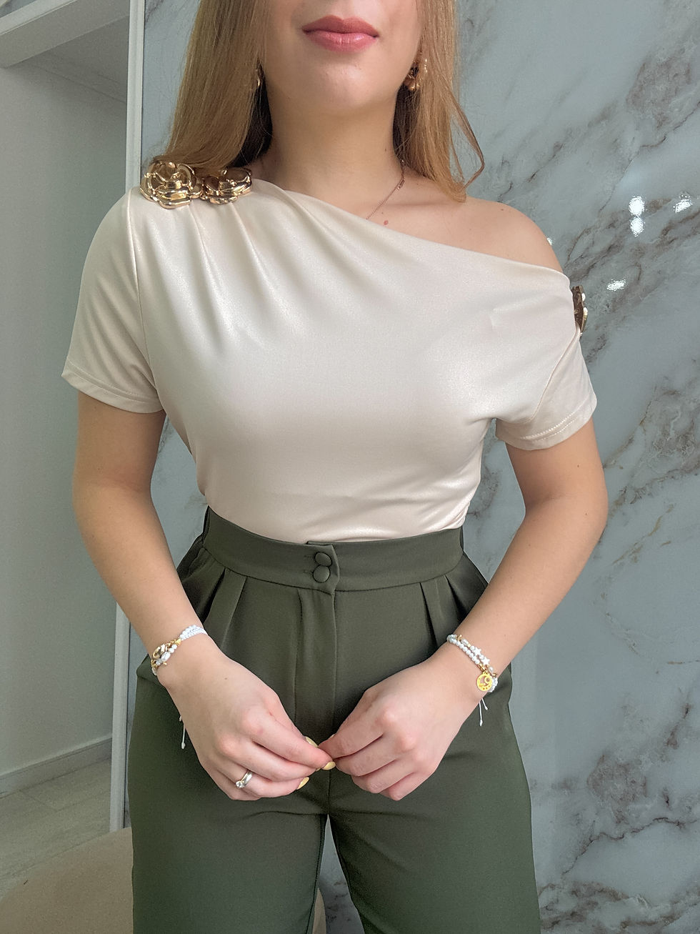 Miniatura: Blusa Samira con flor dorada   