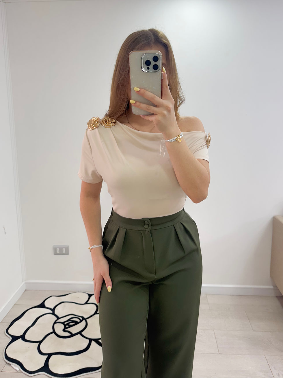 Miniatura: Blusa Samira con flor dorada   