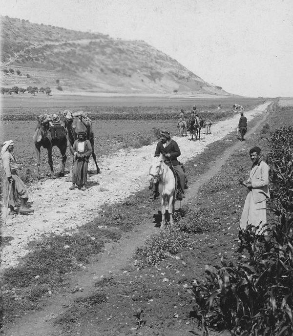הדרך-היוצאת-מחיפה-לכיוון-מערב-חולפת-על-שדות-חקלאייםhaifa-mt-carmel-road-Keystone-Mast-Coll