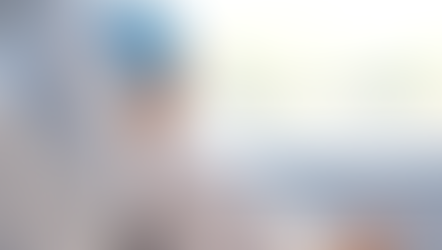 (Paciente de lenço olhando pela janela no leito hospitalar — momento de reflexão no tratamento