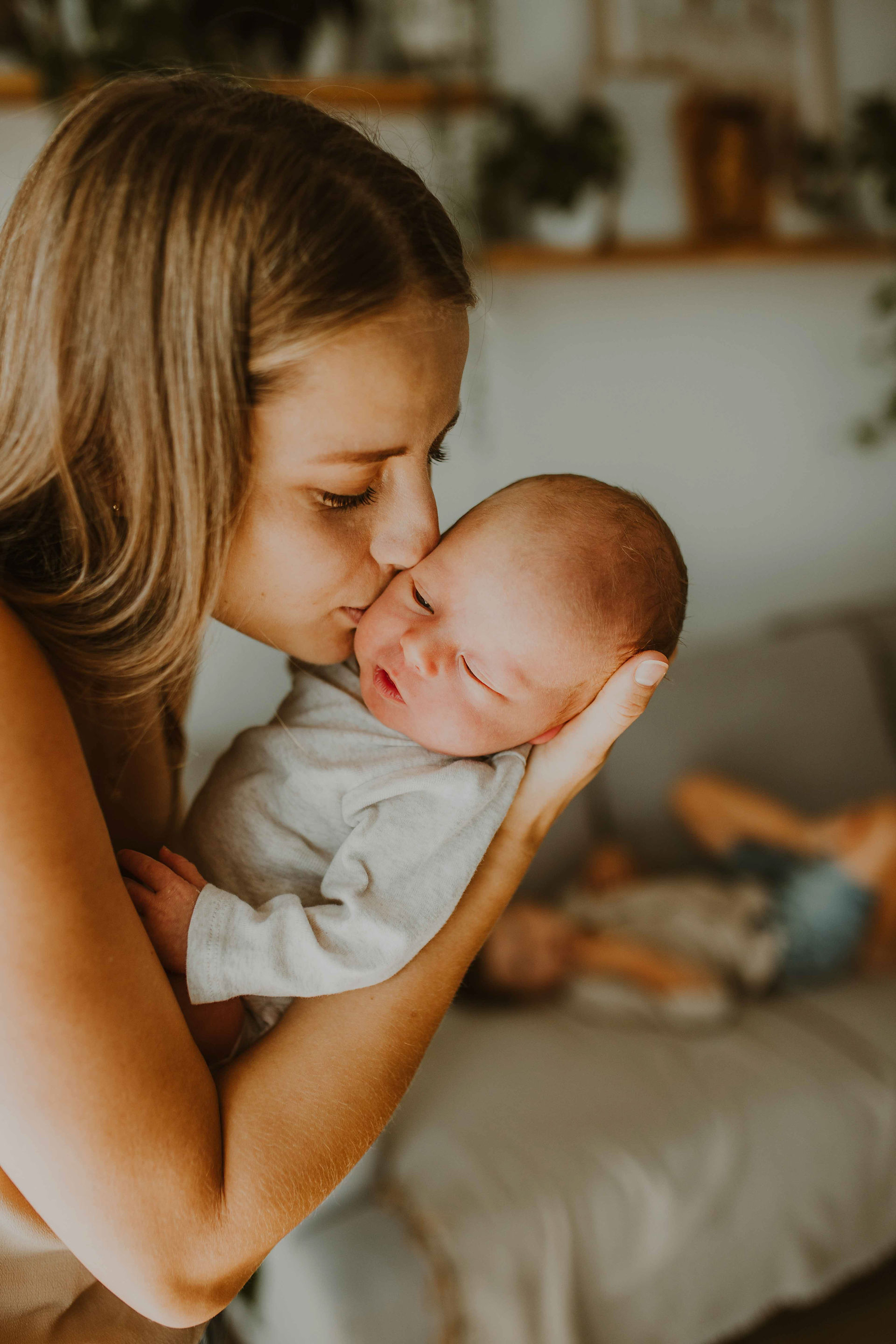mama z dzieckiem, noworodek na sesji
