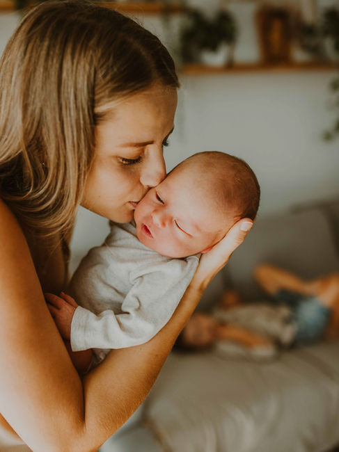 mama z dzieckiem, noworodek na sesji