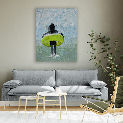 SUMMER GIRL meisje met lime zwemband print aan beige muur boven grijze bank
