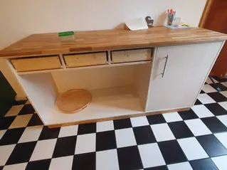 Von Jugendlichen geschreinertes Sideboard in der Küche stehend