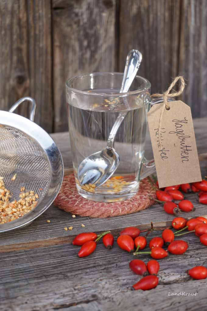 Tasse mit Hagebuttenkernetee