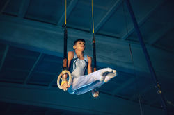 pequeno-ginasta-masculino-treinando-no-ginasio-flexivel-e-ativo-menino-apto-caucasiano-atl