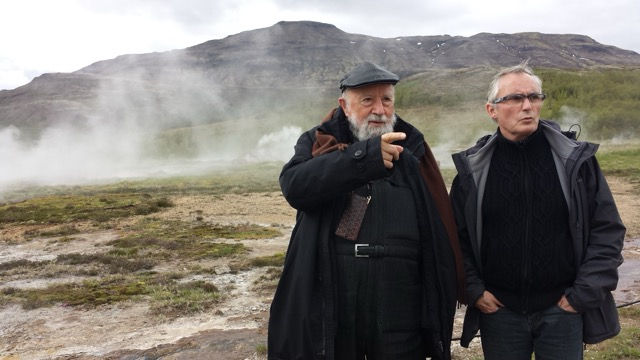 In this 2026 edition, the book unfolds as a leporello (concertina-style), much like a landscape. It does not recount the journey; rather, it captures its imprint. Carborundum, volcanic sands, relief textures, and Falun red bring out the ruggedness and energy of Iceland, while the poem extends its inner resonance.
