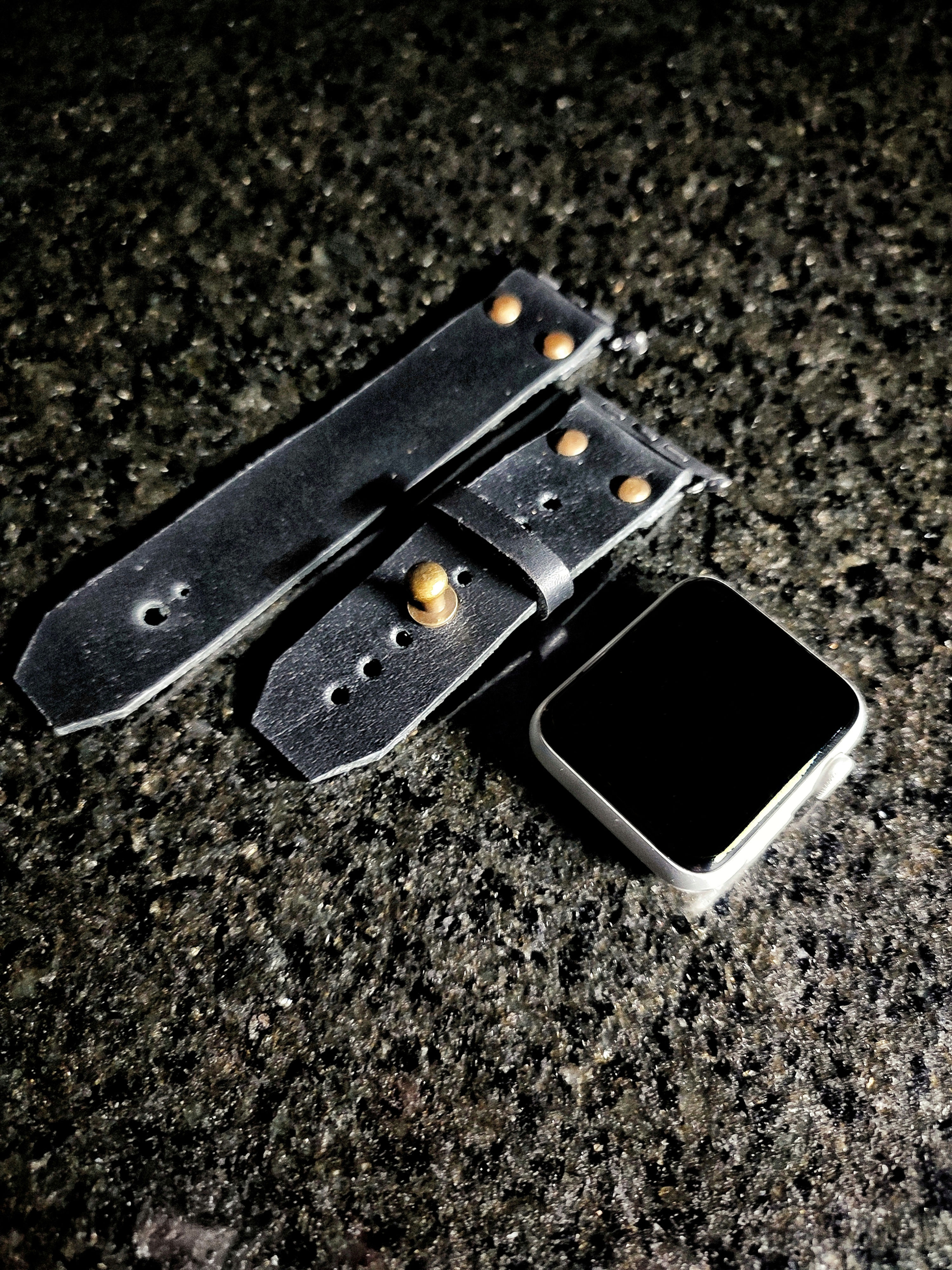 Strap negro / Remache latón (Apple Watch)