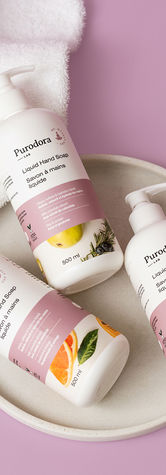 3 savons purodora avec serviette déposés sur une assiette