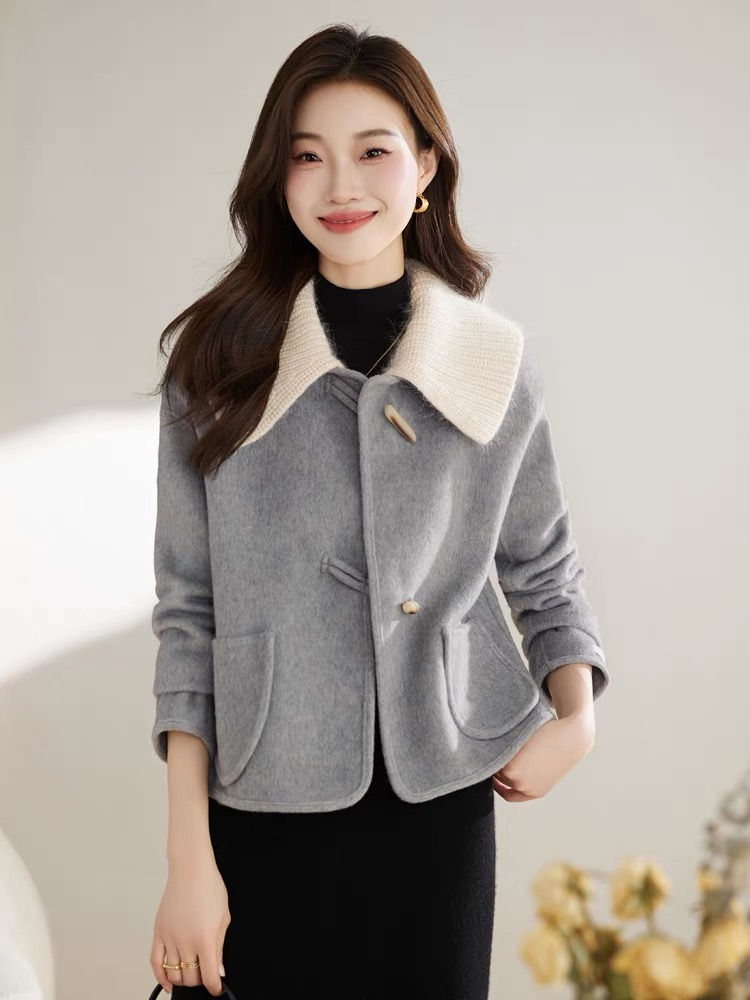 ภาพขนาดย่อ: เสื้อโค้ทผ้าวูลผสมแกะ ปกขนแกะแท้ (รุ่นสั้น)